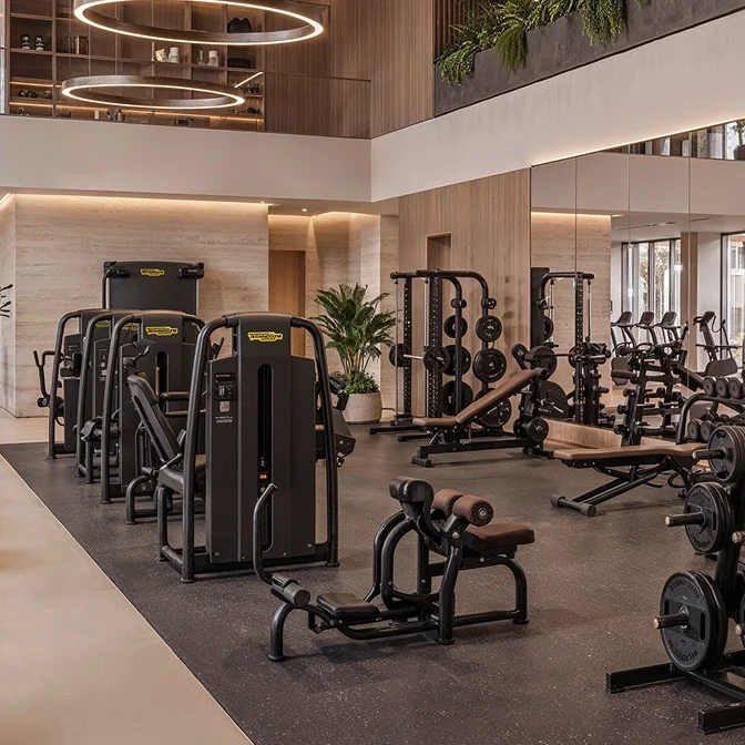 El gimnasio premium con equipamiento de fuerza y cardio