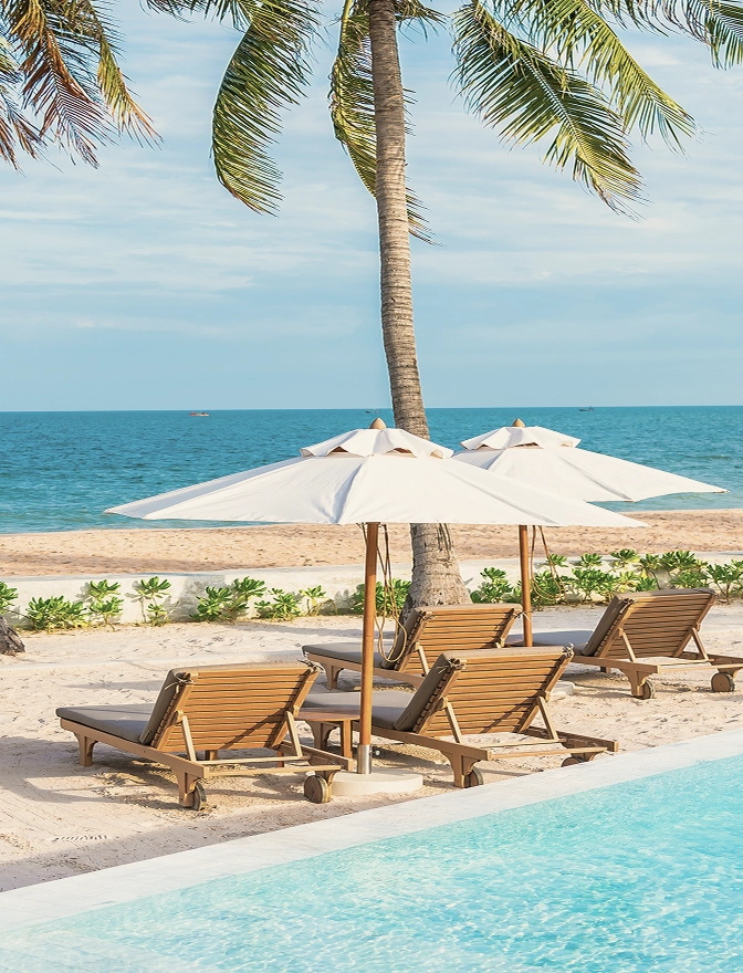 Hamacas y sombrillas en el beach club de Mira Ocean Estates